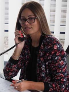 Hausmeisterservice Bauer Team - Frau mit Brille am Telefon