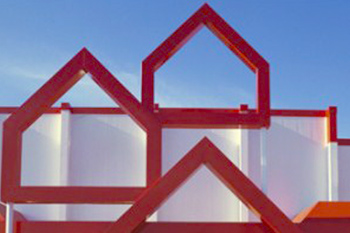 Hausmeisterservice Bauer Referenzen Augsburg - Rote Bauhaus Skulptur in Augsburg