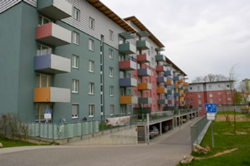 Hausmeisterservice Bauer Referenzen Augsburg - Bunte Häuser mit bunten Balkonen in Augsburg