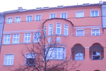 Hausmeisterservice Bauer Referenzen Augsburg - Rotes Haus mit Erker und Fenstern in Augsburg