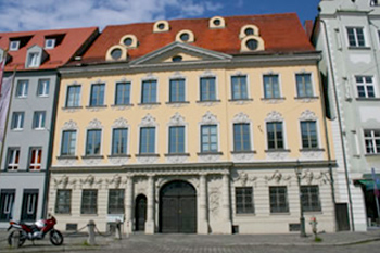 Hausmeisterservice Bauer Referenzen Augsburg - Haus mit vielen Fenstern und Motorrad in Augsburg