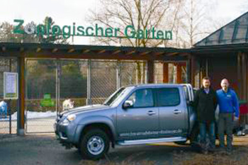 Hausmeisterservice Bauer Referenzen Augsburg - Zwei Männer vor Auto vor Eingang Zoologischer Garten in Augsburg