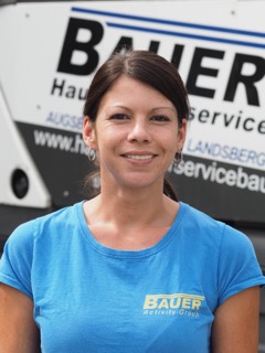 Hausmeisterservice Bauer Team - Junge braunhaarige Frau mit Ohrringen und blauem Tshirt