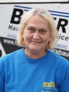 Hausmeisterservice Bauer Team - Ältere Frau mit blauem Oberteil und blonden Haaren